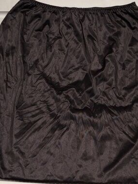 VINTAGE LARGE BLACK VANITY FAIR HALF SLIP-18" INCHES-NYLON-USA MADE-SIDE SLITS